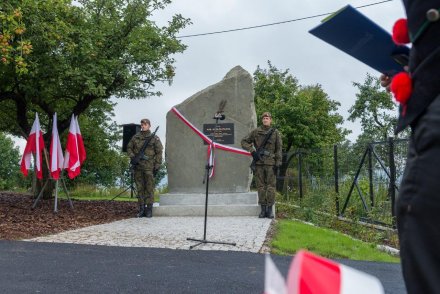Uroczystość upamiętnienia mjra Adolfa Pilcha - warta honorowa 133 Batalionu Lekkiej Piechoty w Cieszynie
